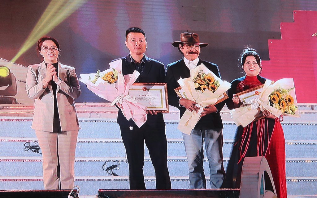 Chủ tịch HĐND tỉnh Huỳnh Thị Chiến Hòa trao Bằng khen cho các tập thể và cá nhân sáng tạo vở Ca kịch “Khát vọng Dam Săn” tại Lễ hội Cà phê Buôn Ma Thuột lần thứ 8 năm 2023